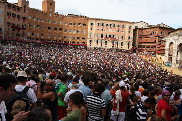 イタリア・シエナ、熱狂的な伝統行事の競馬『パリオ(Palio 