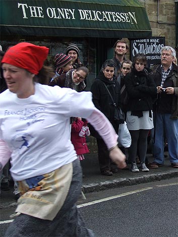 Olney_pancake_race_3