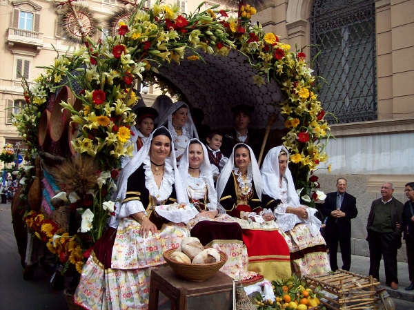 イタリア サルデーニャ島 民族衣装が美しい 聖エフィジオ祭 ヨーロッパ旅行情報 Euro Tour