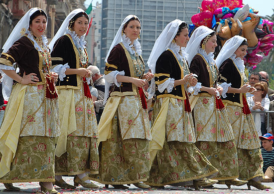 イタリア サルデーニャ島 民族衣装が美しい 聖エフィジオ祭 ヨーロッパ旅行情報 Euro Tour